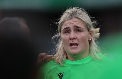 170926 Wales Women Rugby Captain’s Run - Wales co-captain speaks to the team during Wales Captain’s Run at Cardiff Arms Park ahead of their WXV match against South Africa