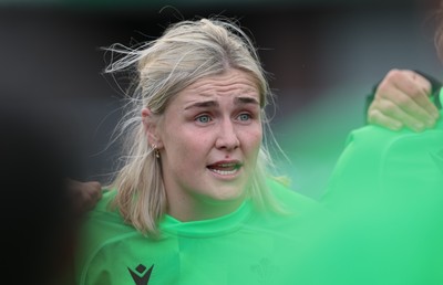 170926 Wales Women Rugby Captain’s Run - Wales co-captain speaks to the team during Wales Captain’s Run at Cardiff Arms Park ahead of their WXV match against South Africa