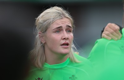 170926 Wales Women Rugby Captain’s Run - Wales co-captain speaks to the team during Wales Captain’s Run at Cardiff Arms Park ahead of their WXV match against South Africa
