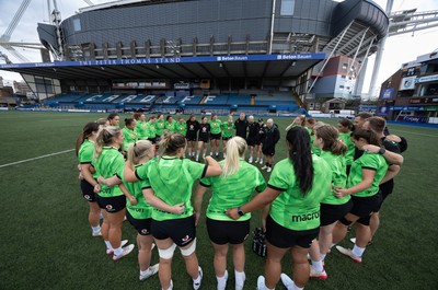 170926 Wales Women Rugby Captain’s Run - The Wales Women’s team huddle up during Wales Captain’s Run at Cardiff Arms Park ahead of their WXV match against South Africa