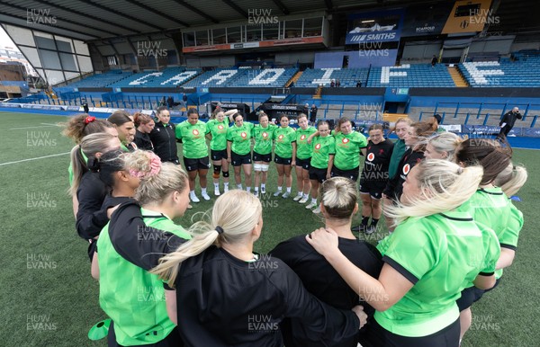 170926 Wales Women Rugby Captain’s Run - The Wales Women’s team huddle up during Wales Captain’s Run at Cardiff Arms Park ahead of their WXV match against South Africa