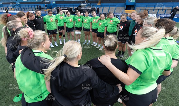 170926 Wales Women Rugby Captain’s Run - The Wales Women’s team huddle up during Wales Captain’s Run at Cardiff Arms Park ahead of their WXV match against South Africa
