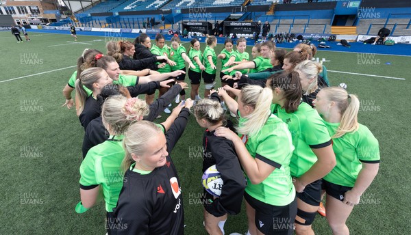 170926 Wales Women Rugby Captain’s Run - The Wales Women’s team huddle up during Wales Captain’s Run at Cardiff Arms Park ahead of their WXV match against South Africa