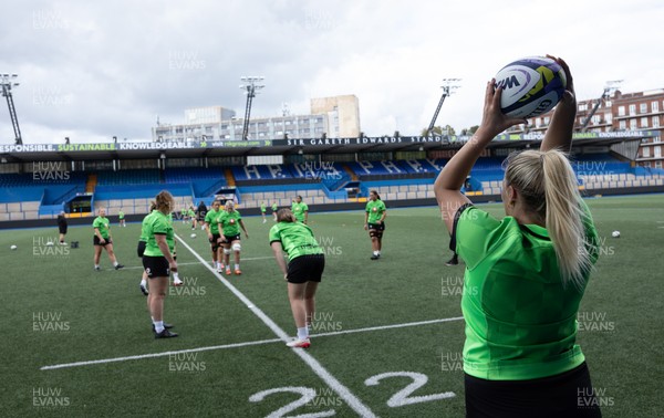 170926 Wales Women Rugby Captain’s Run - Kelsey Jones throws into the line out during Wales Captain’s Run at Cardiff Arms Park ahead of their WXV match against South Africa