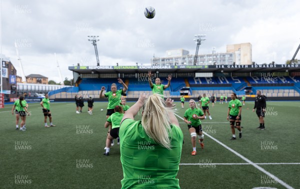 170926 Wales Women Rugby Captain’s Run - Kelsey Jones throws into the line out during Wales Captain’s Run at Cardiff Arms Park ahead of their WXV match against South Africa