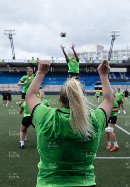 170926 Wales Women Rugby Captain’s Run - Kelsey Jones throws into the line out during Wales Captain’s Run at Cardiff Arms Park ahead of their WXV match against South Africa