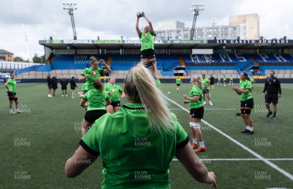170926 Wales Women Rugby Captain’s Run - Kelsey Jones throws into the line out during Wales Captain’s Run at Cardiff Arms Park ahead of their WXV match against South Africa