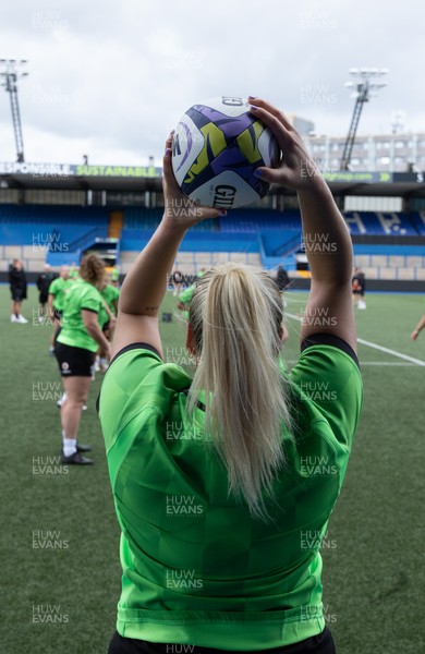 170926 Wales Women Rugby Captain’s Run - Kelsey Jones throws into the line out during Wales Captain’s Run at Cardiff Arms Park ahead of their WXV match against South Africa
