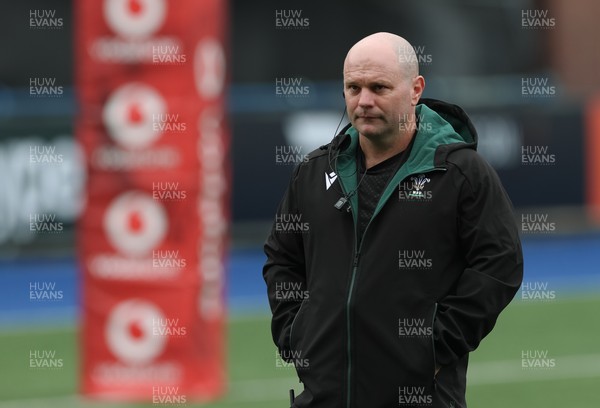 170926 Wales Women Rugby Captain’s Run - Sean Lynn, Wales Head coachduring Wales Captain’s Run at Cardiff Arms Park ahead of their WXV match against South Africa