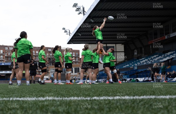 170926 Wales Women Rugby Captain’s Run - The Wales team run through lineouts during Wales Captain’s Run at Cardiff Arms Park ahead of their WXV match against South Africa