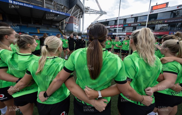 170926 Wales Women Rugby Captain’s Run - Wales co-captain speaks to the team during Wales Captain’s Run at Cardiff Arms Park ahead of their WXV match against South Africa