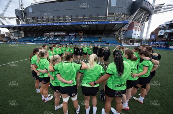 170926 Wales Women Rugby Captain’s Run - The Wales Women’s team huddle up during Wales Captain’s Run at Cardiff Arms Park ahead of their WXV match against South Africa