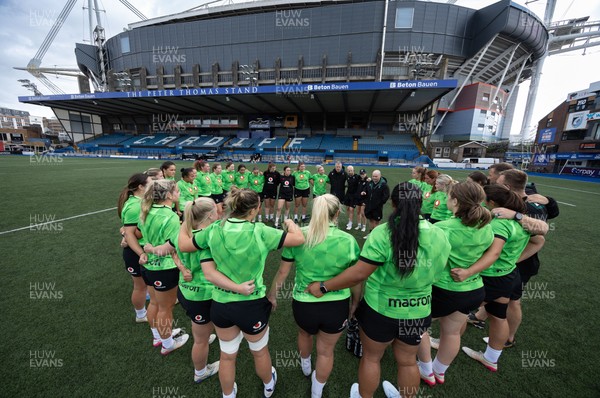 170926 Wales Women Rugby Captain’s Run - The Wales Women’s team huddle up during Wales Captain’s Run at Cardiff Arms Park ahead of their WXV match against South Africa
