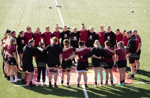  200424 - Wales Women Captains Run - The Wales team huddle up during Captains Run ahead of Wales’ Guinness 6 Nations match against France