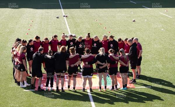  200424 - Wales Women Captains Run - The Wales team huddle up during Captains Run ahead of Wales’ Guinness 6 Nations match against France