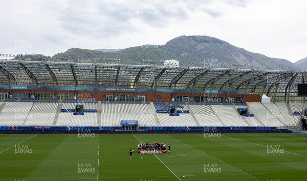 220423 - Wales Women Rugby Captains Run - The Wales Women’s team huddle together during Captain’s Run at the Stade des Alpes in Grenoble ahead of the TicTok Women’s 6 Nations match against France