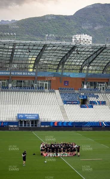 220423 - Wales Women Rugby Captains Run - The Wales Women’s team huddle together during Captain’s Run at the Stade des Alpes in Grenoble ahead of the TicTok Women’s 6 Nations match against France