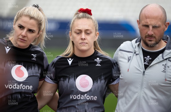 220423 - Wales Women Rugby Captains Run -  Hannah Jones, centre, with Carys Williams-Morris and Assistant coach Mike Hill during Captain’s Run at the Stade des Alpes in Grenoble ahead of the TicTok Women’s 6 Nations match against France