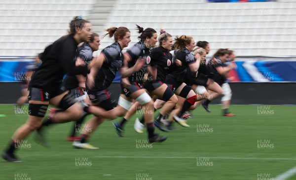 220423 - Wales Women Rugby Captains Run - The Wales Squad warm up during Captain’s Run at the Stade des Alpes in Grenoble ahead of the TicTok Women’s 6 Nations match against France