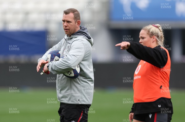 220423 - Wales Women Rugby Captains Run - Wales head coach Ioan Cunningham with Kelsey Jones during Captain’s Run the Stade des Alpes in Grenoble ahead of the TicTok Women’s 6 Nations match against France