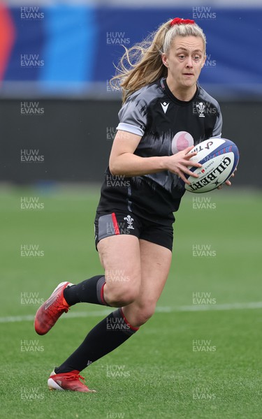 220423 - Wales Women Rugby Captains Run - Hannah Jones during Captain’s Run at the Stade des Alpes in Grenoble ahead of the TicTok Women’s 6 Nations match against France