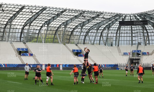 220423 - Wales Women Rugby Captains Run - The Wales team run through line outs during Captain’s Run at the Stade des Alpes in Grenoble ahead of the TicTok Women’s 6 Nations match against France