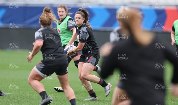 220423 - Wales Women Rugby Captains Run - Robyn Wilkins during Captain’s Run at the Stade des Alpes in Grenoble ahead of the TicTok Women’s 6 Nations match against France