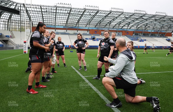 220423 - Wales Women Rugby Captains Run - The forwards go through scrummaging sets during Captain’s Run at the Stade des Alpes in Grenoble ahead of the TicTok Women’s 6 Nations match against France