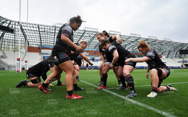 220423 - Wales Women Rugby Captains Run - The forwards go through scrummaging sets during Captain’s Run at the Stade des Alpes in Grenoble ahead of the TicTok Women’s 6 Nations match against France