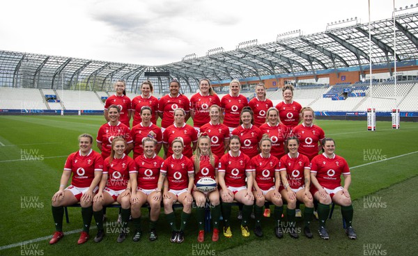 220423 - Wales Women Rugby Captains Run - The Wales match day squad pose for a photograph at the Stade des Alpes in Grenoble ahead of the TicTok Women’s 6 Nations match against France