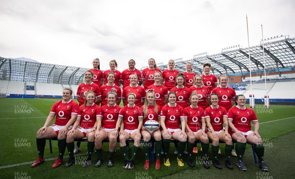 220423 - Wales Women Rugby Captains Run - The Wales match day squad pose for a photograph at the Stade des Alpes in Grenoble ahead of the TicTok Women’s 6 Nations match against France