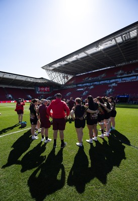 240426 - Wales Women’s Rugby Captain’s Run -The Wales team during Captain’s Run at Ashton Gate, ahead of the Women’s 6 Nations match against England