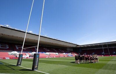 240426 - Wales Women’s Rugby Captain’s Run -The Wales team during Captain’s Run at Ashton Gate, ahead of the Women’s 6 Nations match against England