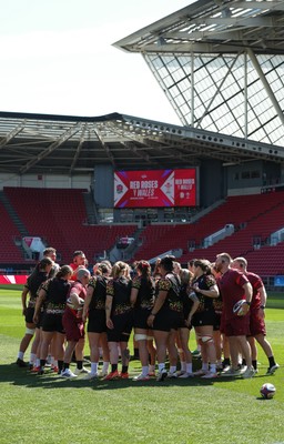 240426 - Wales Women’s Rugby Captain’s Run -The Wales team during Captain’s Run at Ashton Gate, ahead of the Women’s 6 Nations match against England