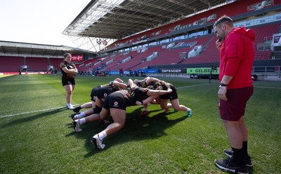 240426 - Wales Women’s Rugby Captain’s Run -The Wales team during Captain’s Run at Ashton Gate, ahead of the Women’s 6 Nations match against England