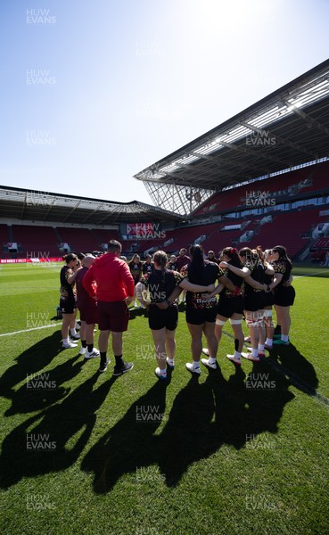 240426 - Wales Women’s Rugby Captain’s Run -The Wales team during Captain’s Run at Ashton Gate, ahead of the Women’s 6 Nations match against England