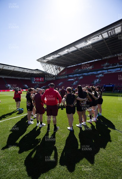 240426 - Wales Women’s Rugby Captain’s Run -The Wales team during Captain’s Run at Ashton Gate, ahead of the Women’s 6 Nations match against England