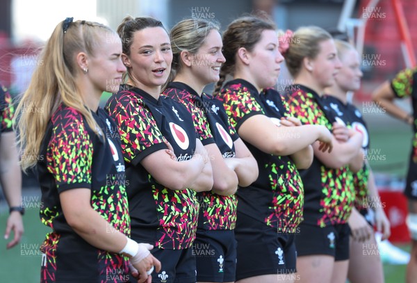 240426 - Wales Women’s Rugby Captain’s Run - Alisha Joyce with Catherine Richards, left and Freya Bell, right, during Captain’s Run at Ashton Gate, ahead of the Women’s 6 Nations match against England