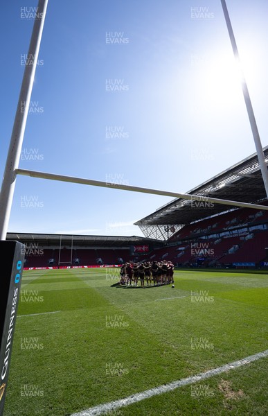 240426 - Wales Women’s Rugby Captain’s Run -The Wales team during Captain’s Run at Ashton Gate, ahead of the Women’s 6 Nations match against England