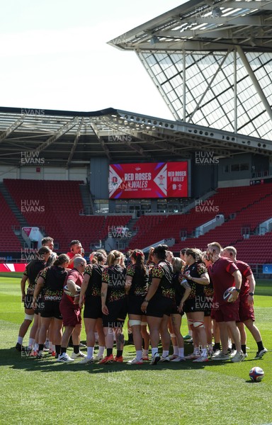 240426 - Wales Women’s Rugby Captain’s Run -The Wales team during Captain’s Run at Ashton Gate, ahead of the Women’s 6 Nations match against England