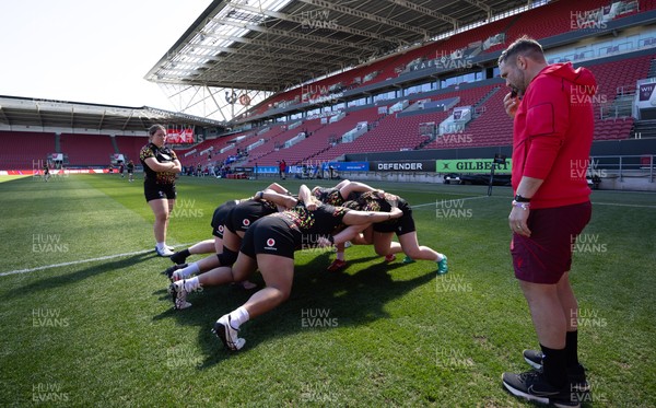 240426 - Wales Women’s Rugby Captain’s Run -The Wales team during Captain’s Run at Ashton Gate, ahead of the Women’s 6 Nations match against England