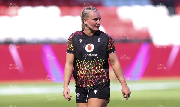 240426 - Wales Women’s Rugby Captain’s Run - Seren Singleton during Captain’s Run at Ashton Gate, ahead of the Women’s 6 Nations match against England