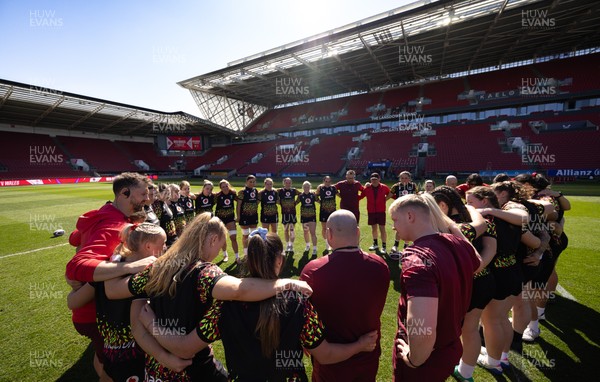 240426 - Wales Women’s Rugby Captain’s Run -The Wales team during Captain’s Run at Ashton Gate, ahead of the Women’s 6 Nations match against England