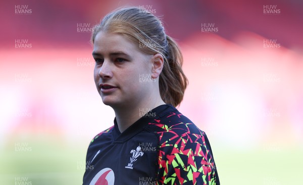 240426 - Wales Women’s Rugby Captain’s Run - Bethan Lewis during Captain’s Run at Ashton Gate, ahead of the Women’s 6 Nations match against England
