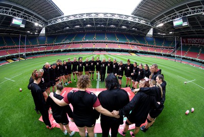 260424 - Wales Women Rugby Captain’s Run - The Wales Women’s squad huddle up during Captain’s Run at the Principality Stadium ahead of Wales’ Guinness Women’s 6 Nations match against Italy