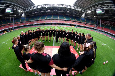 260424 - Wales Women Rugby Captain’s Run - The Wales Women’s squad huddle up during Captain’s Run at the Principality Stadium ahead of Wales’ Guinness Women’s 6 Nations match against Italy