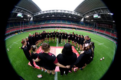 260424 - Wales Women Rugby Captain’s Run - The Wales Women’s squad huddle up during Captain’s Run at the Principality Stadium ahead of Wales’ Guinness Women’s 6 Nations match against Italy