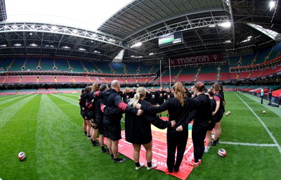 260424 - Wales Women Rugby Captain’s Run - The Wales Women’s squad huddle up during Captain’s Run at the Principality Stadium ahead of Wales’ Guinness Women’s 6 Nations match against Italy