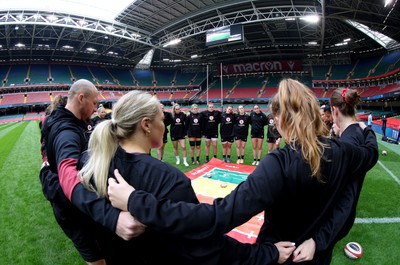 260424 - Wales Women Rugby Captain’s Run - The Wales Women’s squad huddle up during Captain’s Run at the Principality Stadium ahead of Wales’ Guinness Women’s 6 Nations match against Italy