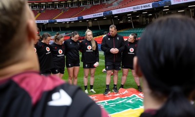 260424 - Wales Women Rugby Captain’s Run - Ioan Cunningham, Wales Women head coach, and Hannah Jones speak to the Wales team during Captain’s Run at the Principality Stadium ahead of Wales’ Guinness Women’s 6 Nations match against Italy